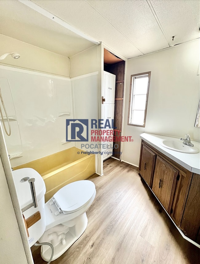 Building Photo - 2 Bedroom 1 Bath Mobile Home - Pets negotiable