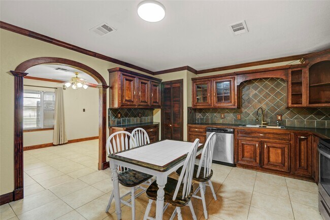 Building Photo - 8565 Ridgepoint Dr