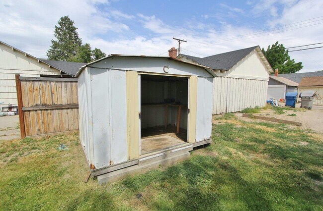 Building Photo - 616 9th Ave S