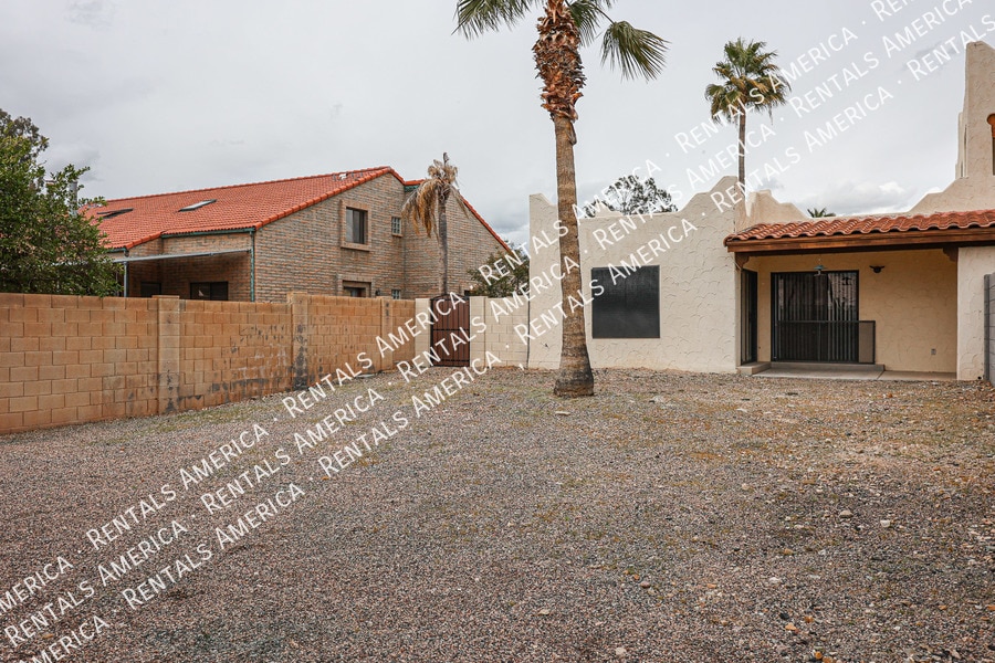 Building Photo - 16927 E Sabinas Dr