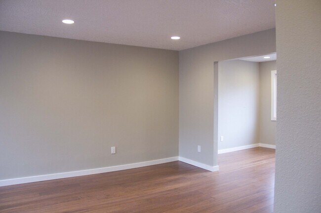 Building Photo - 2bed/2bath, W/D in unit, garage, and all d...