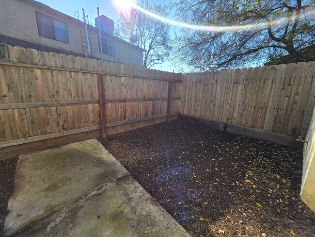 Building Photo - 2004-2004 E Chelsea Ct