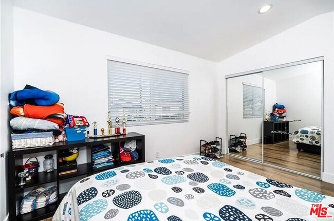 Building Photo - 6140 Rhodes Ave