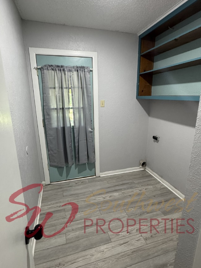 Building Photo - Well-Maintained 3 Bed / 2 Bath in Quiet Neighborhood