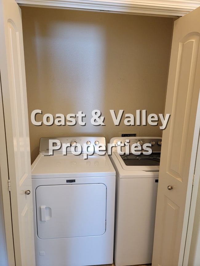 Building Photo - FOR RENT 3BD HOUSE IN GREENFIELD