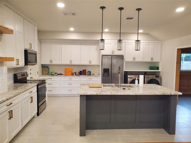 Building Photo - 2305 E Riviera Dr