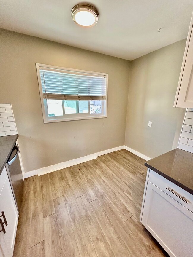 Building Photo - Bright & Modern Second-Floor Apartment – Natural Light, Comfort & Convenience!