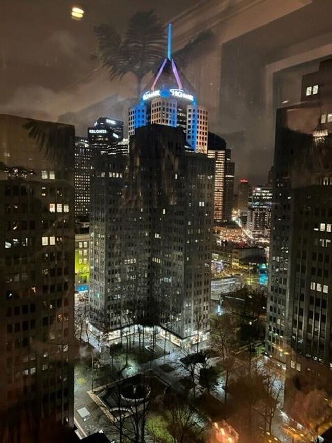Building Photo - 320 Fort Duquesne Blvd