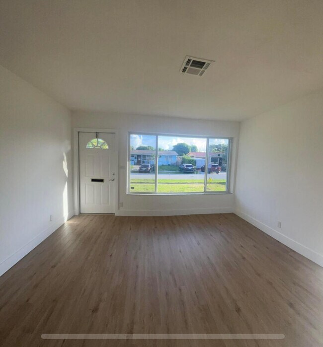 Building Photo - 640 NE 23rd Ct