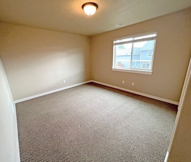Building Photo - Three Bedroom in Four Corners, Water Included
