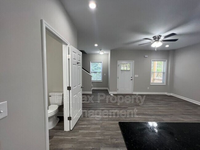 Building Photo - 2109 Hart St