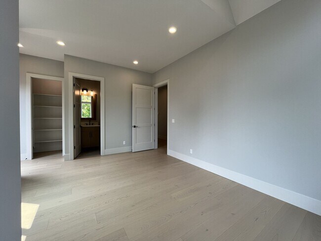 Building Photo - 17402 NW Lone Rock Dr