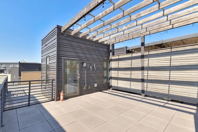 Building Photo - LUXURY TOWNHOME!! 3 Bedroom, 2.5 Bathroom Townhome in Des Moines!