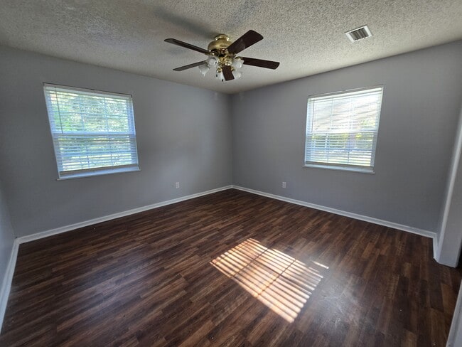 Building Photo - 105 Doris St