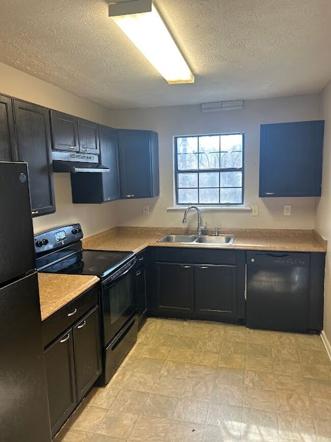 Building Photo - 4 bed and 3 bath in Decatur!