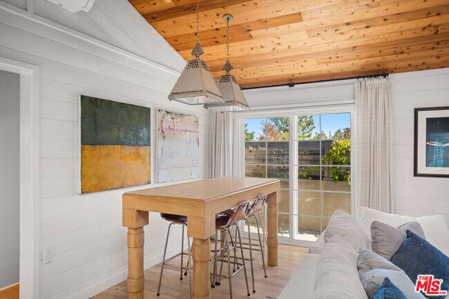 Building Photo - 7038 Dume Dr