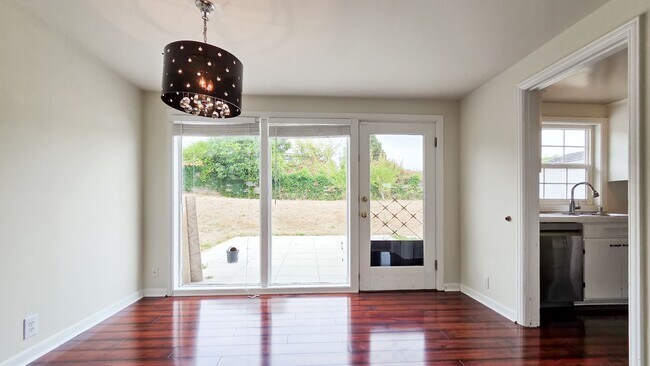 Building Photo - 1022 Sunset Way