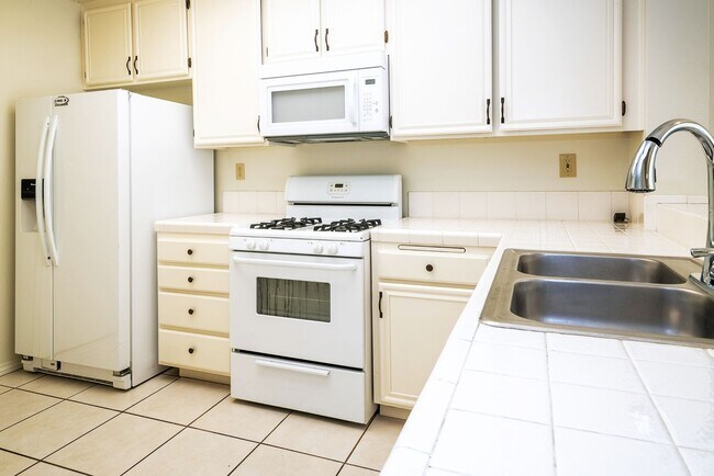 Building Photo - Rancho del Mar Townhomes Near the Temecula...