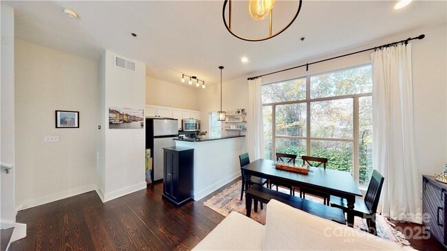 Building Photo - 2058 Atherton Heights Ln