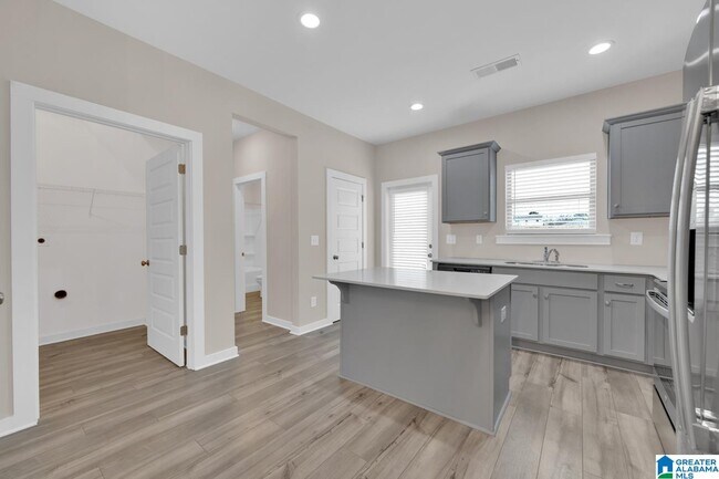 Building Photo - 170 Kings Wy