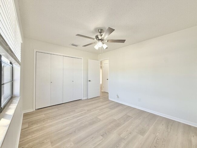 Building Photo - 5212 Peach Ave