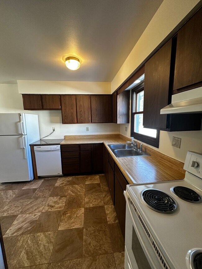 Building Photo - 1837-1837 Post Rd