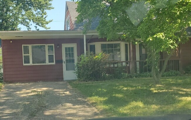 Building Photo - 3 bdrm Bungalow House For Rent!!!