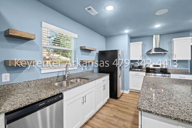 Building Photo - Beautiful 2 Bed, 3 Bath Home Just Off Weddington!