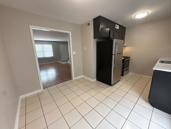 Building Photo - 121 Western Villa Dr