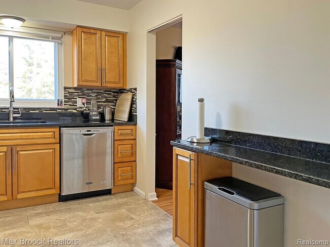 Building Photo - 801 W Long Lake Rd