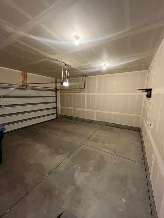 Building Photo - Spacious 3 Bed 2.5 Bath Home Available Now...