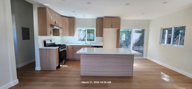 Building Photo - 1114 N Lake Ave