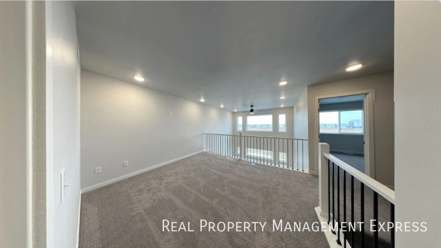 Building Photo - 3 Bedroom 2.5 Bathroom Townhome