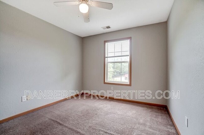 Building Photo - 1115 N Byrne Rd