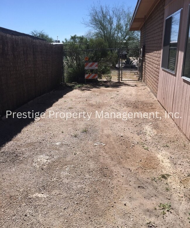 Building Photo - 3bd/2ba home tucked away in Northwest Tucs...