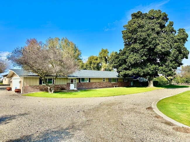Building Photo - Gorgeous 4/3 Country Estate with 2000sf Barn