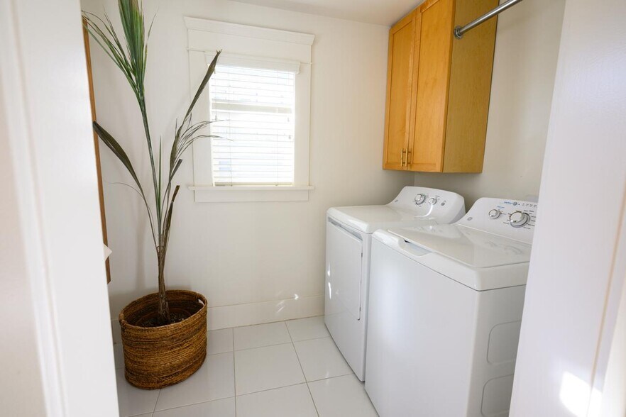 Building Photo - 1147 Ximeno Ave