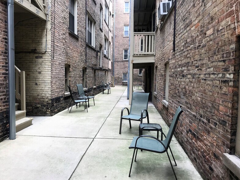 Building Photo - 209 Chicago Ave