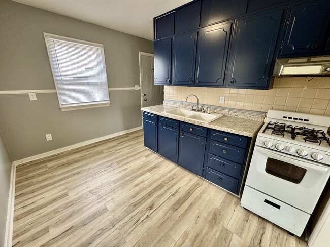 Building Photo - 1216 S Purdum St