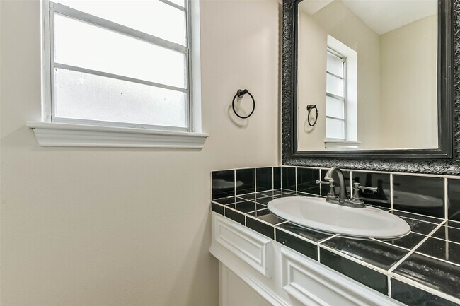 Building Photo - 12910 Ivyforest Dr