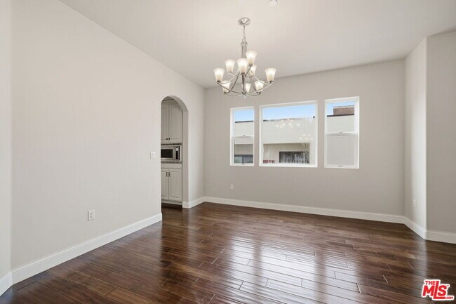 Building Photo - 320 S Swall Dr