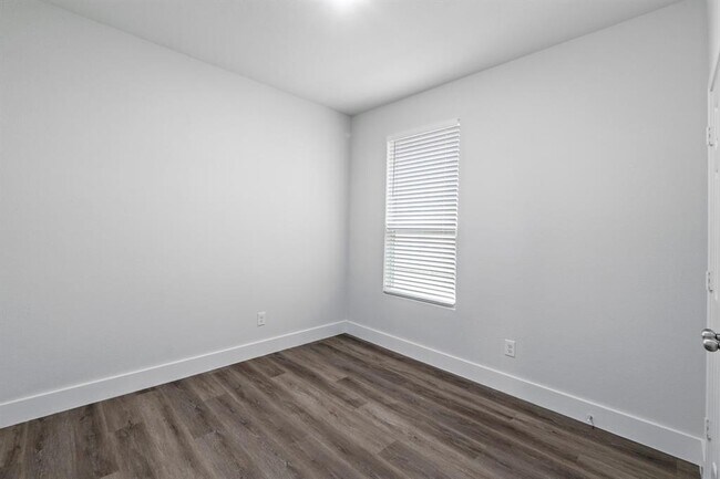 Building Photo - 175 Eves Necklace Dr.