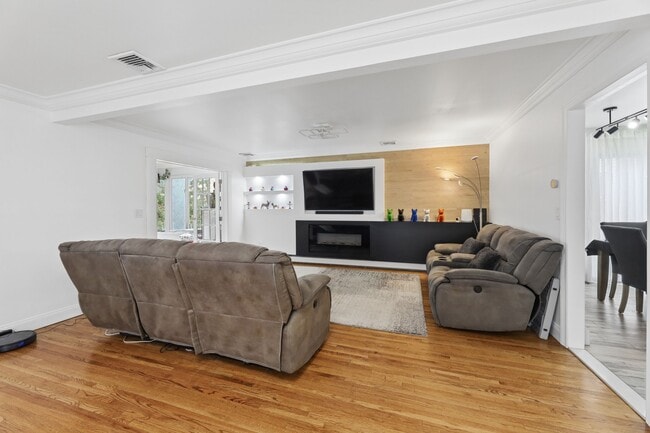 Building Photo - 52 Hillside Ave