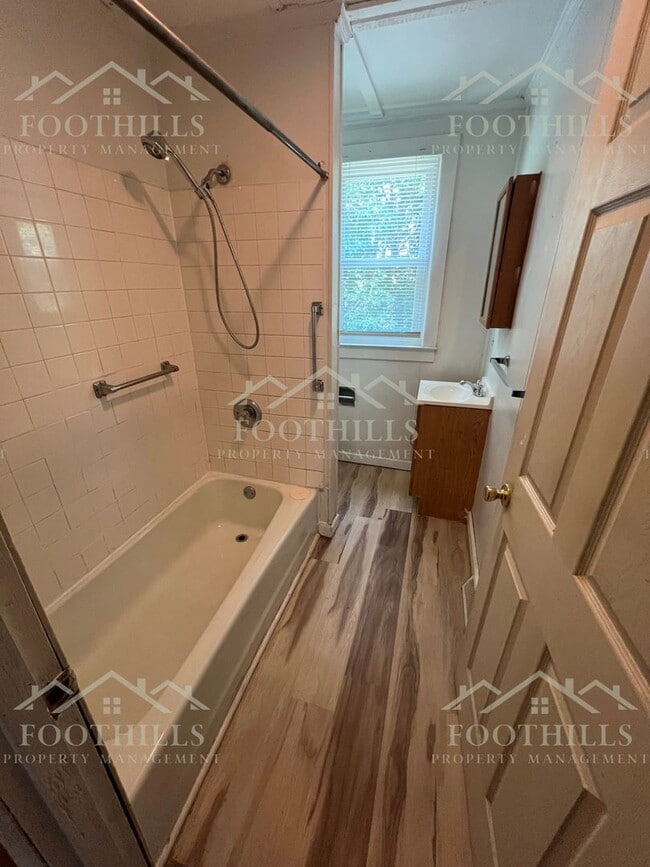 Building Photo - Spacious 3 Bedroom Home Near Anderson Univ...