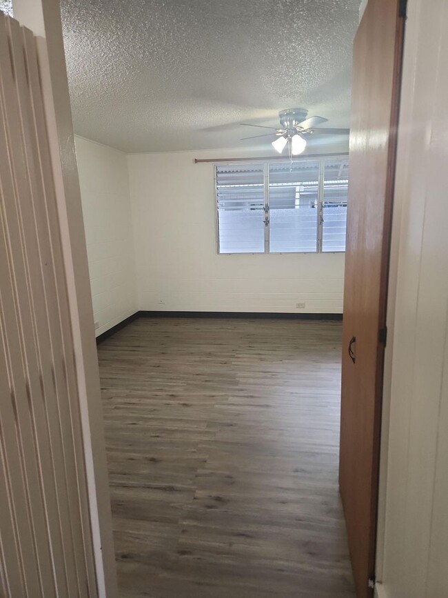 Building Photo - Newly Renovated 2bd 1ba Apartment