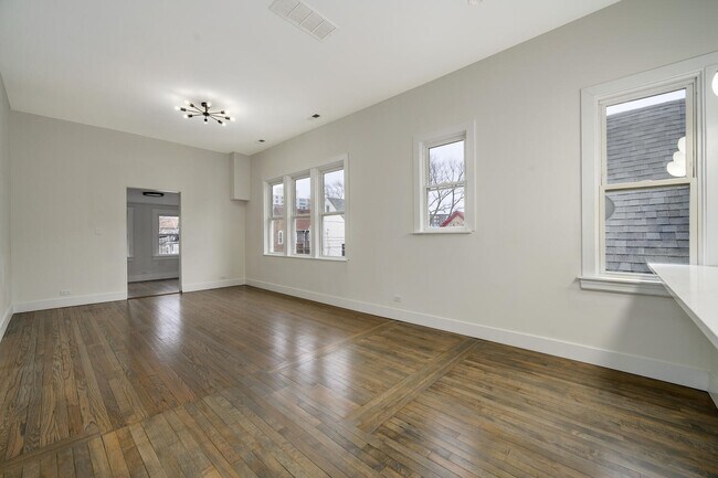 Building Photo - 2137 N Maplewood Ave