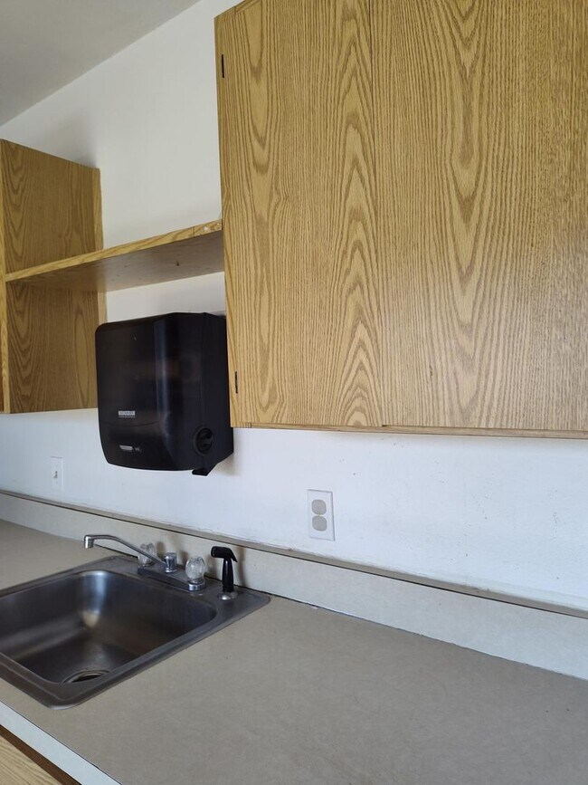 Building Photo - Welcome to Silver Springs Shores–Plaza Rid...