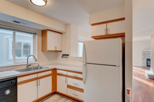 Primary Photo - 2 Bedroom, 2.5 Bath Condo in Madrona Heights