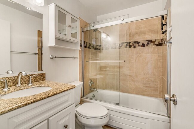 Building Photo - 1 Bedroom 1 Bathroom Eastlake Condo W/ Stunning Views