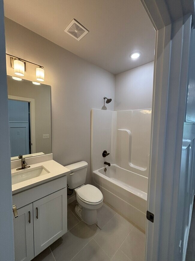 Building Photo - 3812 SW Pinecrest Dr